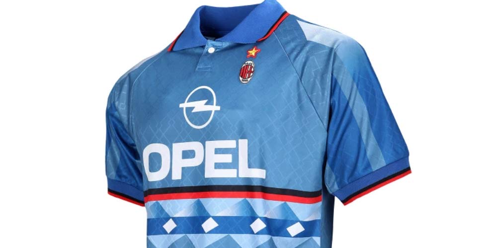 Maglia blu della stagione 1995/96. La divisa è disponibile negli store AC Milan e nella modalità FUT di FIFA 22 Maglia Blu MILAN