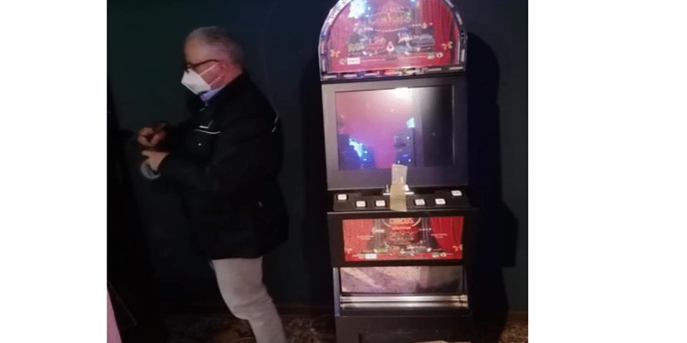 Torre dei Passeri (PE): sequestrate due slot abusive in sala da gioco, 22mila euro di multa al titolare Torre dei Passeri (PE): sequestrate due slot abusive in sala da gioco, 22mila euro di multa al titolare