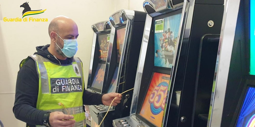 Gioco illegale, 1.800 finanzieri hanno controllato oltre 1.000 esercizi in tutta Italia: riscontrate circa 250 violazioni, quasi 100 apparecchi sequestrati Gioco illegale, 1.800 finanzieri hanno controllato oltre 1.000 esercizi in tutta Italia: riscontrate circa 250 violazioni, quasi 100 apparecchi sequestrati