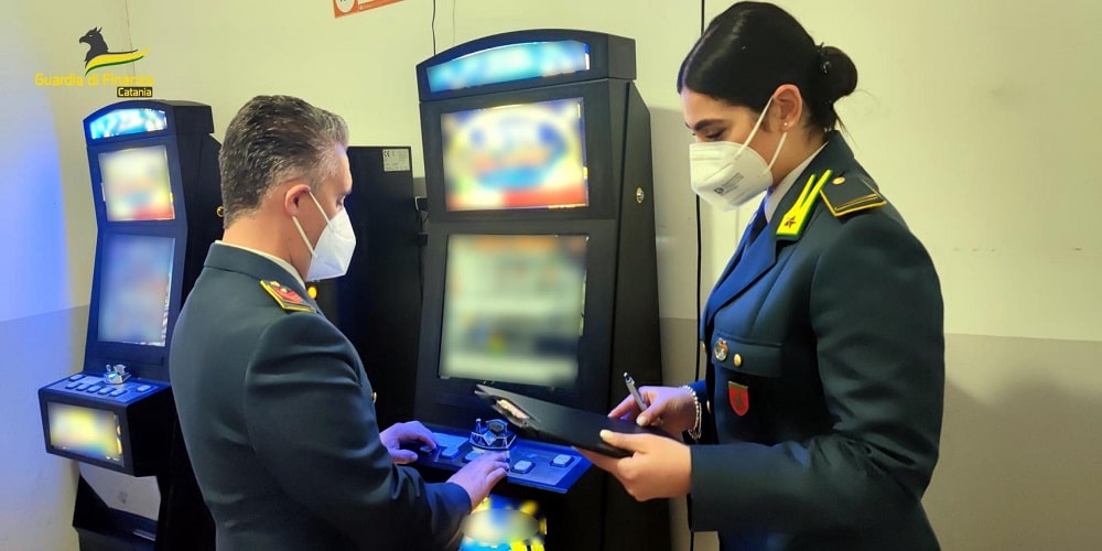 Taranto. La Guardia di Finanza sequestra 27 slot irregolari, segnalati alle autorità competenti i 3 responsabili Taranto. La Guardia di Finanza sequestra 27 slot irregolari, segnalati alle autorità competenti i 3 responsabili