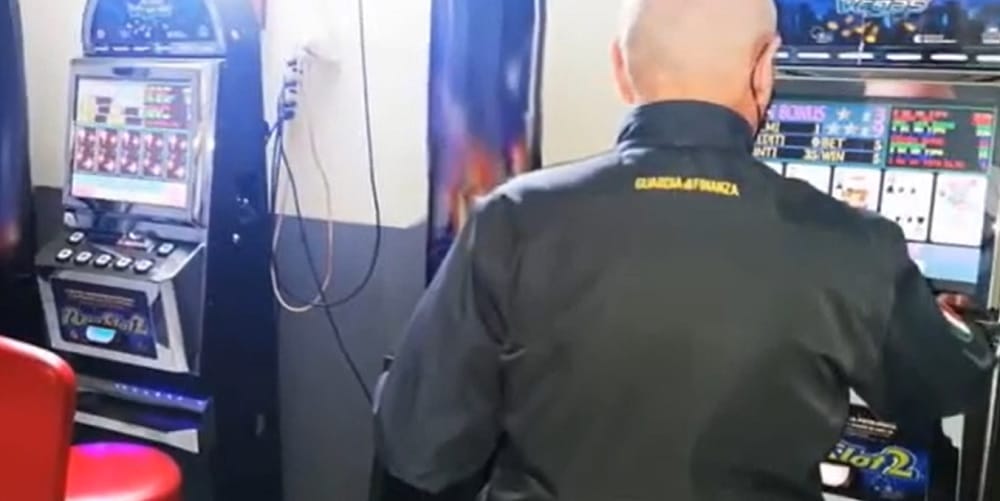 Crotone. GdF sequestra in una sala giochi 16 apparecchi per le scommesse online Crotone. GdF sequestra in una sala giochi 16 apparecchi per le scommesse online