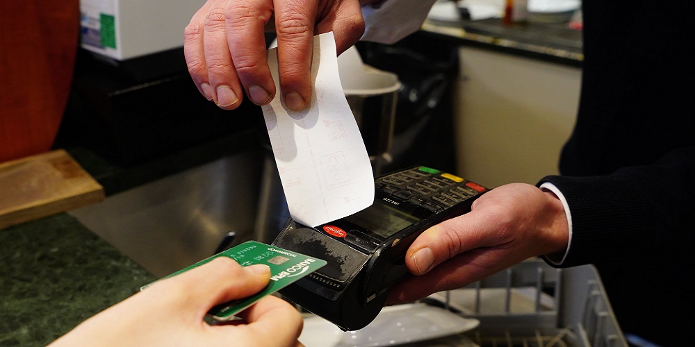 Roma, lotteria degli scontrini: esercente e acquirente vincono un totale di 30mila euro Lotteria degli scontrini POS