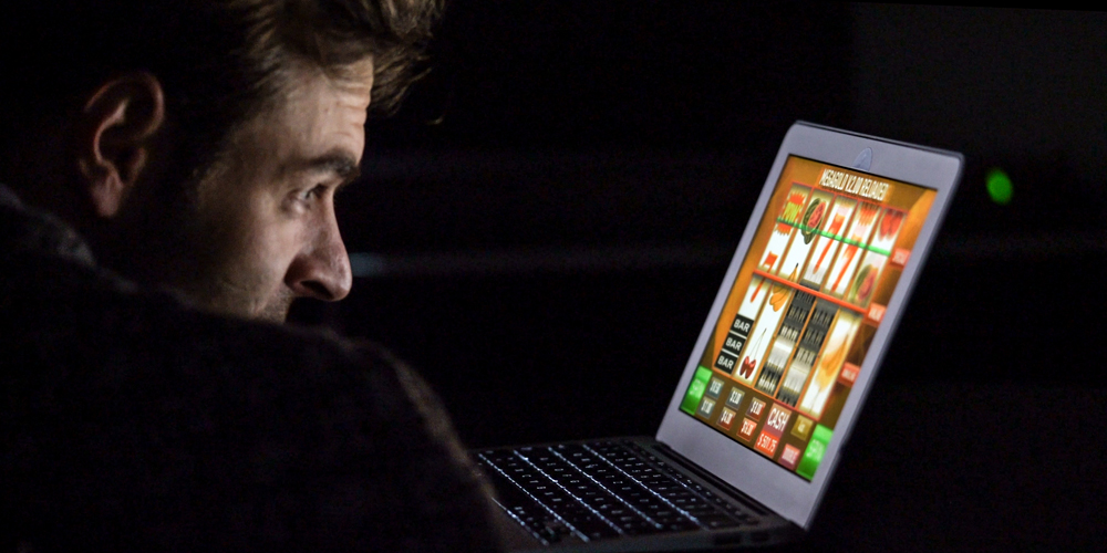 Regno Unito, il limite di 2 sterline per le slot online costerà centinaia di milioni agli operatori Casino online