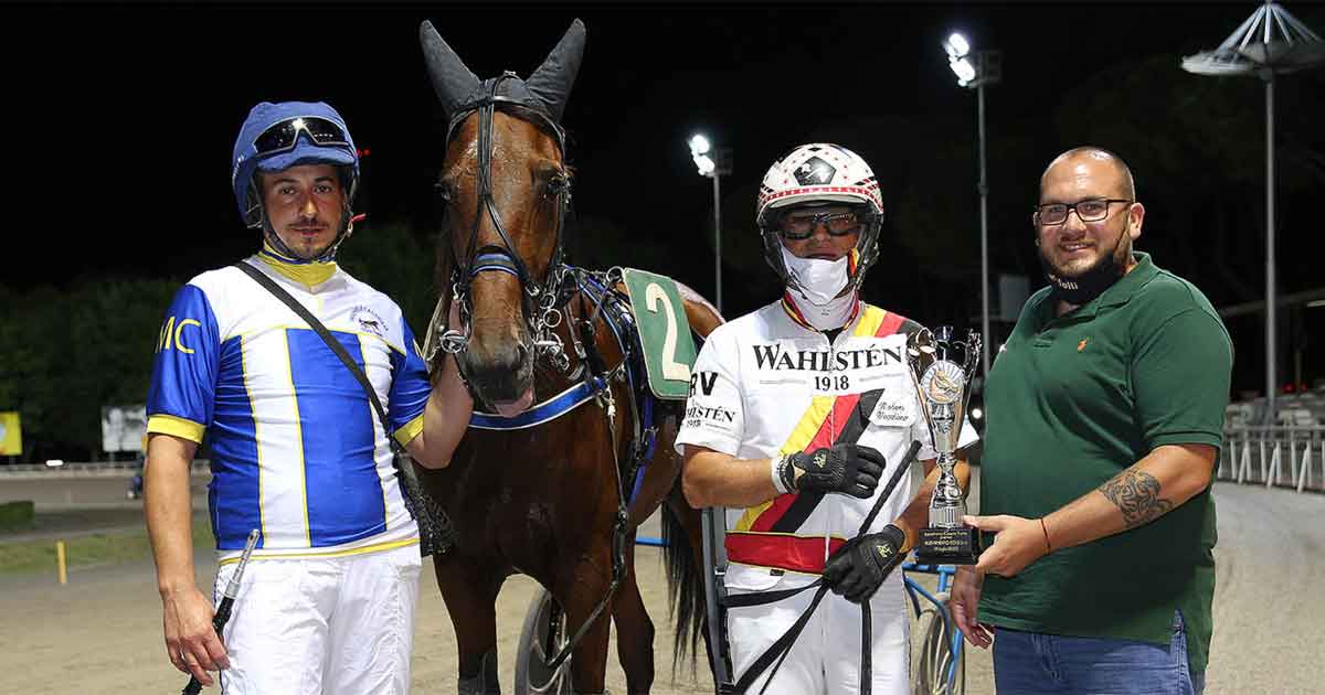 Cesena, all’ippodromo del Savio un venerdì dedicato all’Allevamento Folli La premiazione del 2020 che ha visto protagonisti Bayard Ok guidato da Roberto Vecchione. Anche venerdì il driver avrà buone chance nel "Premio Allevamento Folli" con Charif Op