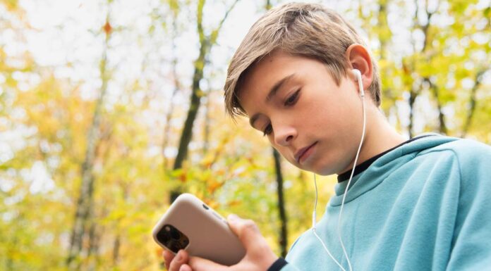 Indagine ISS: oltre uno studente su sei presenta almeno un comportamento a rischio tra social media, gaming e gioco d’azzardo Minore al Cellulare