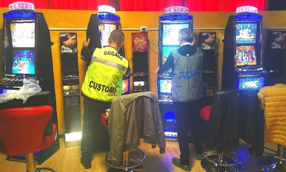 Cagliari, sequestrate 14 slot irregolari in una sala giochi: 154mila euro di multa al titolare Cagliari, sequestrate 14 slot irregolari in una sala giochi: 154mila euro di multa al titolare