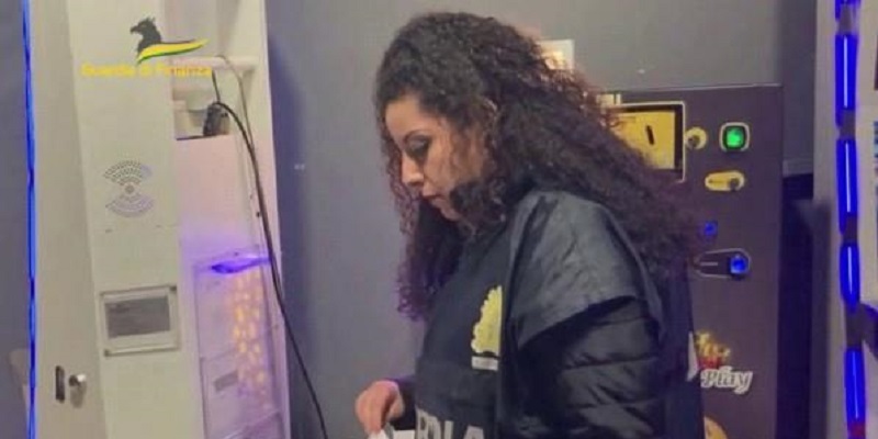 Avellino, controlli su giochi e scommesse: riscontrate diverse irregolarità, anche un caso di raccolta abusiva (video) Avellino, controlli su giochi e scommesse: riscontrate diverse irregolarità, anche un caso di raccolta abusiva (video)