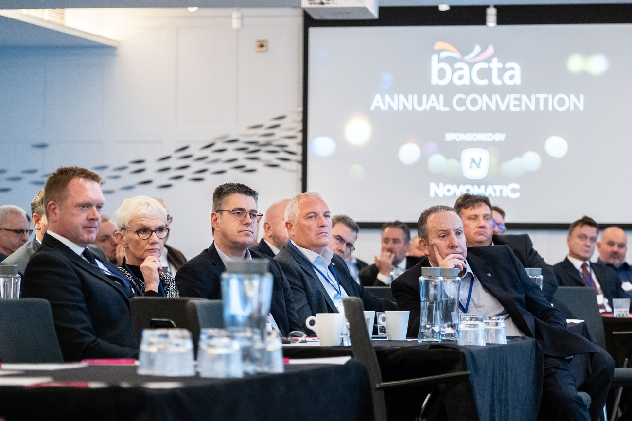 Regno Unito: la Banca d’Inghilterra alla Convention Bacta insieme al Ministro del gioco d’azzardo, al Ministro ombra e ai CEO dell’industria Regno Unito: la Banca d’Inghilterra alla Convention Bacta insieme al Ministro del gioco d’azzardo, al Ministro ombra e ai CEO dell’industria