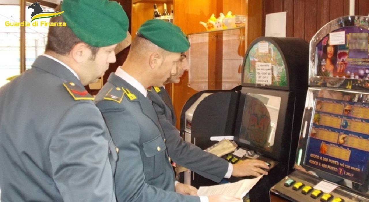 Taranto, controlli fiscali a contrasto del gioco illegale: scoperta evasione Preu per oltre 1,9 milioni, sequestrate 31 slot Taranto, controlli fiscali a contrasto del gioco illegale: scoperta evasione Preu per oltre 1,9 milioni, sequestrate 31 slot