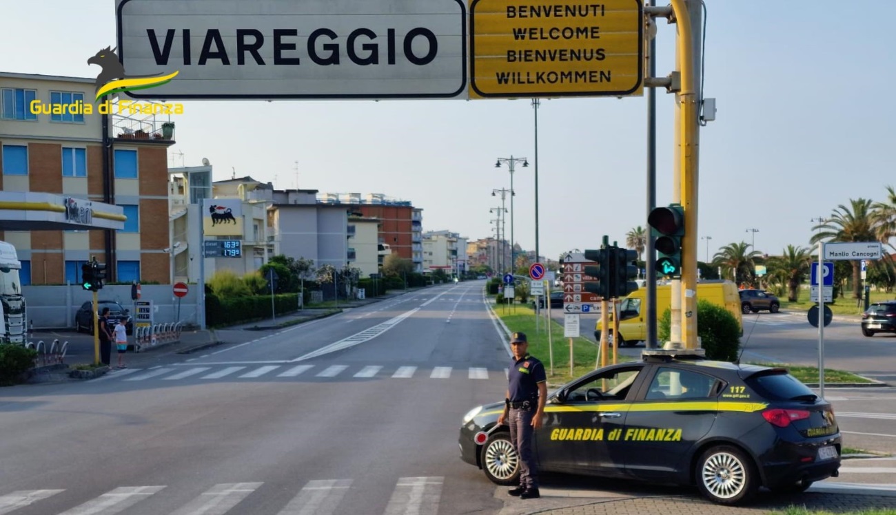 Viareggio (LU), totem in un esercizio commerciale: scoperta evasione d’imposta per oltre 185mila euro (VIDEO) Viareggio (LU), totem in un esercizio commerciale: scoperta evasione d’imposta per oltre 185mila euro (VIDEO)
