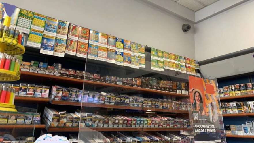 Santa Venerina (CT), sequestrati Gratta e Vinci messi in vendita senza autorizzazione: oltre 3mila euro di multa a gestore tabaccheria Santa Venerina (CT), sequestrati Gratta e Vinci messi in vendita senza autorizzazione: oltre 3mila euro di multa a gestore tabaccheria