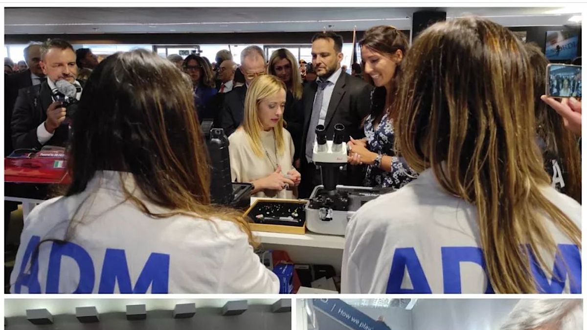 Il Presidente del Consiglio Giorgia Meloni a Genova allo stand dell’Agenzia Dogane e Monopoli Il Presidente del Consiglio Giorgia Meloni a Genova allo stand dell’Agenzia Dogane e Monopoli