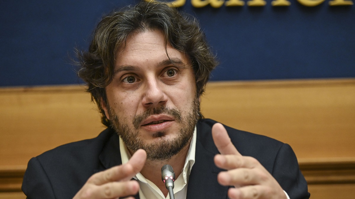 Calcio, Silvestri (M5S): “Mantenere il divieto di pubblicità del gioco d’azzardo per proteggere le generazioni future” Calcio, Silvestri (M5S): “Mantenere il divieto di pubblicità del gioco d’azzardo per proteggere le generazioni future”