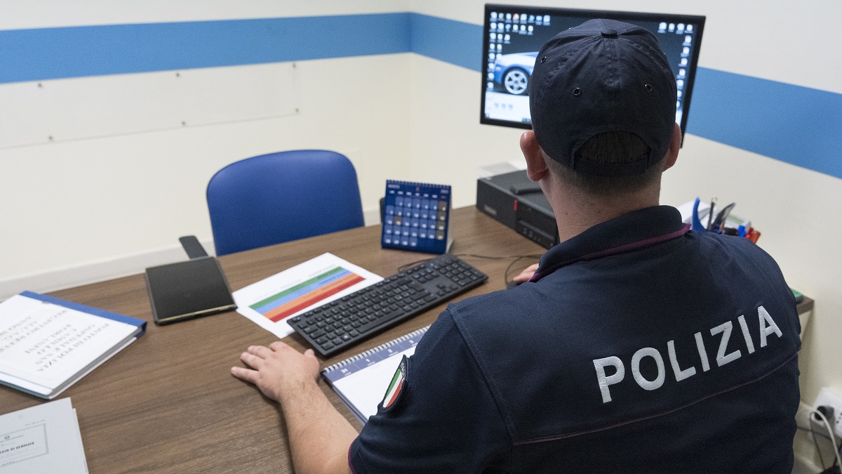Catania. La Polizia sequestra 6 PC per le scommesse illegali in un garage Catania. La Polizia sequestra 6 PC per le scommesse illegali in un garage