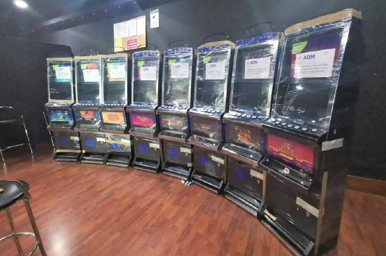 Sequestrate 8 slot illegali in un esercizio commerciale del Cagliaritano, 88mila euro di multa al titolare Sequestrate 8 slot illegali in un esercizio commerciale del Cagliaritano, 88mila euro di multa al titolare