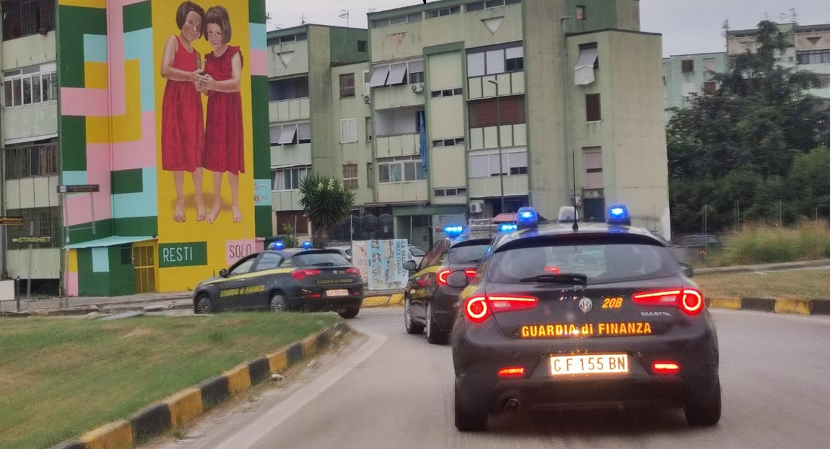 Caivano (NA), contrasto all’azzardo illegale e minorile: controlli a tappeto in numerosi centri di gioco e raccolta scommesse (VIDEO) Caivano (NA), contrasto all’azzardo illegale e minorile: controlli a tappeto in numerosi centri di gioco e raccolta scommesse (VIDEO)