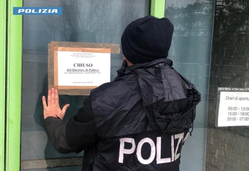 Polizia, controlli nel Padovano: raffica di irregolarità in una sala VLT di Boara Pisani, oltre 27mila euro di multa alla titolare e attività chiusa per 30 giorni Polizia, controlli nel Padovano: raffica di irregolarità in una sala VLT di Boara Pisani, oltre 27mila euro di multa alla titolare e attività chiusa per 30 giorni