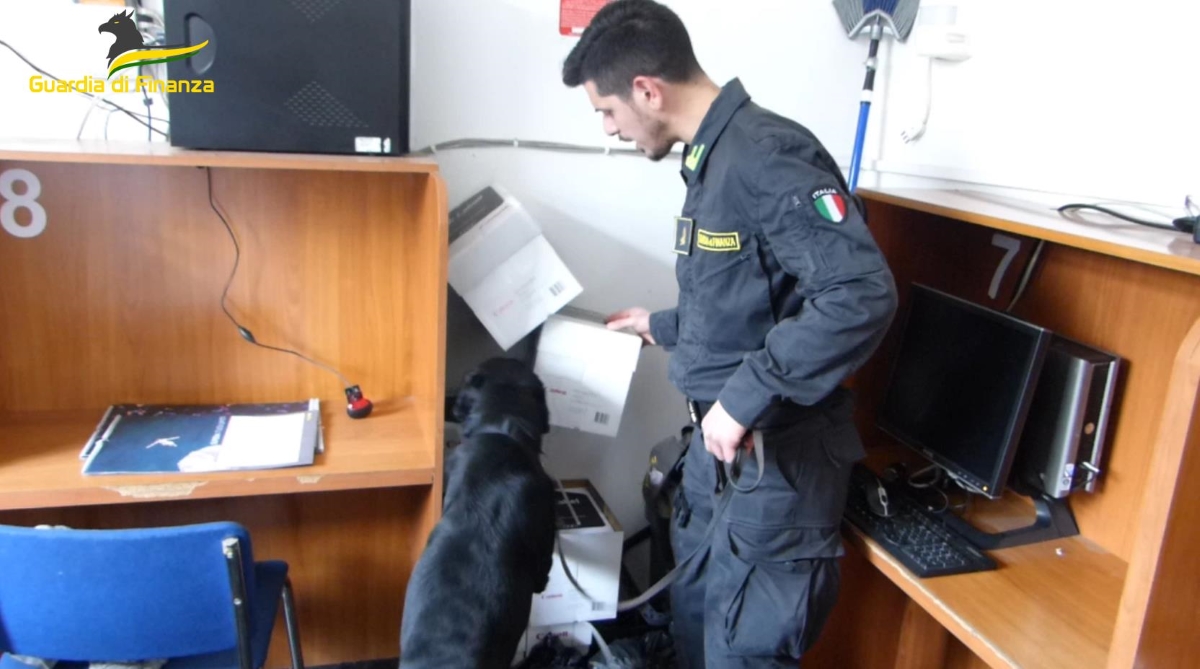 Prato, controlli in un Internet Point: sequestrati 11 pc utilizzati per giocare su piattaforme estere non autorizzate (VIDEO) Prato, controlli in un Internet Point: sequestrati 11 pc utilizzati per giocare su piattaforme estere non autorizzate (VIDEO)