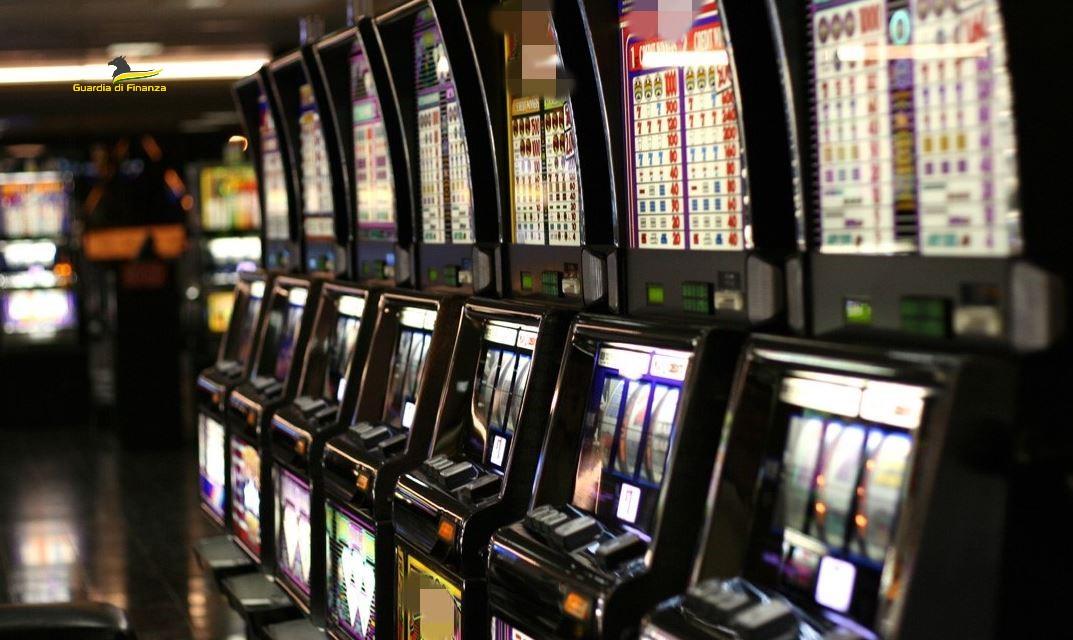 Vallo della Lucania (SA), blitz della Guardia di Finanza in un esercizio commerciale: trovata sala slot incustodita con libero accesso in orario notturno, sanzionato il titolare Vallo della Lucania (SA), blitz della Guardia di Finanza in un esercizio commerciale: trovata sala slot incustodita con libero accesso in orario notturno, sanzionato il titolare