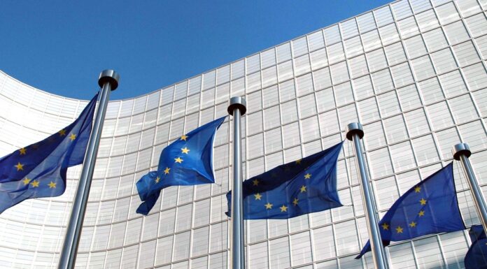 La Commissione europea punta il dito contro la promozione del gioco d’azzardo illegale su YouTube e Twitch e social a tutela dei minori