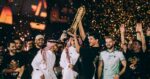 Esports, Team Falcons vince la Coppa del Mondo 2025: 7 milioni di dollari e record di pubblico a Riyadh Esports, Team Falcons vince la Coppa del Mondo 2025: 7 milioni di dollari e record di pubblico a Riyadh