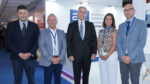 Grande affluenza allo stand della HGC alla 89ª Fiera Internazionale di Salonicco Da sinistra a destra: Dimitrios Papadopoulos, Capo della Direzione Supporto Funzioni Strategiche Angelos Nanos, Capo della Direzione Conformità Antonis Vartholomaios, Presidente Maria Dimopoulou, Capo della Direzione Licenze Antonis Alexiou, Vice Direttore Generale