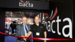 EAG Expo 2026 al via a Londra: record di espositori e focus su innovazione e crescita del settore Electrocoin’s John Stergides (left) cuts the EAG ribbon alongside Simon Fox of first time exhibitor Robobike