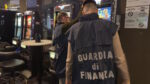 AWP e VLT contraffatte, GdF Imperia scopre maxi evasione fiscale: un arresto e sette denunce. Sequestrati beni per 2,5 milioni, 4 sale da gioco e 51 apparecchi (VIDEO) AWP e VLT contraffatte, GdF Imperia scopre maxi evasione fiscale: un arresto e sette denunce. Sequestrati beni per 2,5 milioni, 4 sale da gioco e 51 apparecchi (VIDEO)